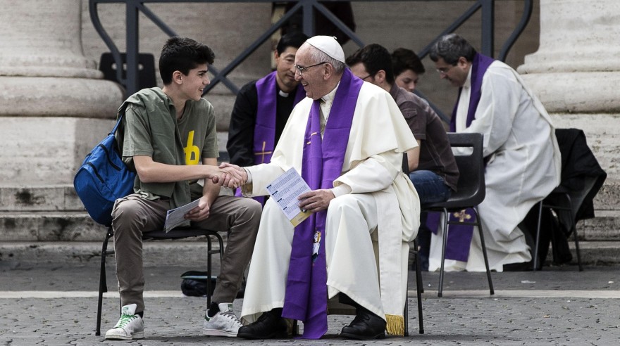 La felicidad no es una 'app', advierte el Papa a jóvenes