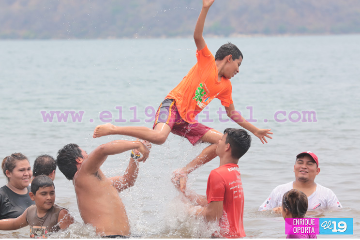 Familias disfrutan día de descanso en las aguas de Xiloá