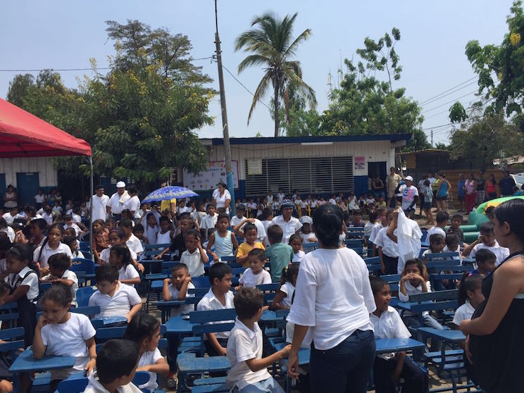 Empresarios sandinistas donan 500 pupitres a escuela de Granada