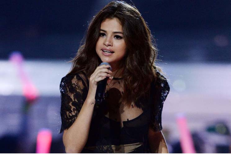 Selena Gómez hizo pedazos un cartel que le sugería casarse con Justin Bieber