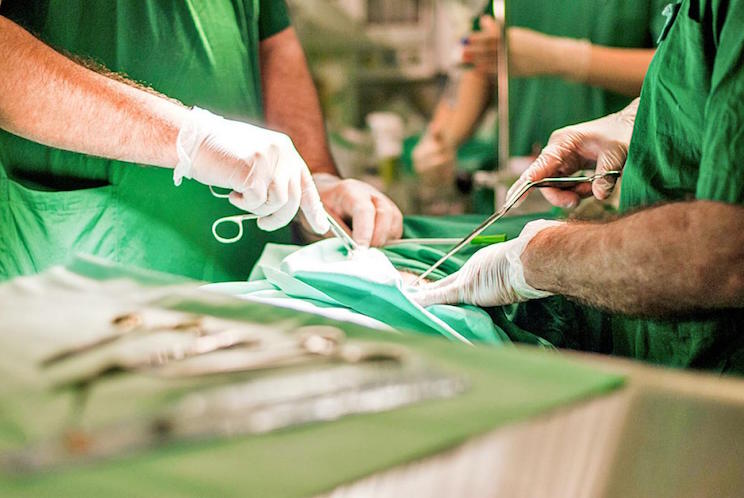 Médicos de Boston logran primer transplante de pene en EU
