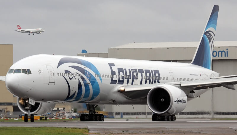 Localizan cerca de la isla de Creta posibles restos del avión EgyptAir desaparecido con 66 personas