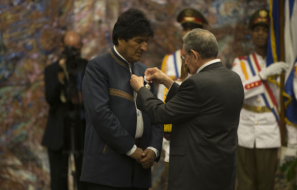 Evo Morales es condecorado con la Orden José Martí en Cuba