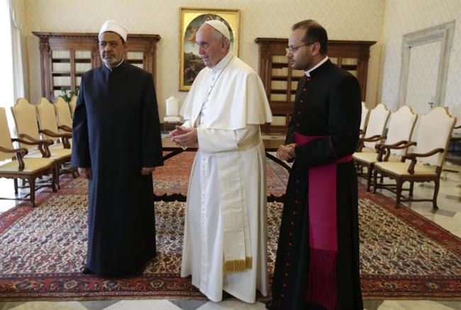 Papa Francisco se reúne con líder musulmán suní