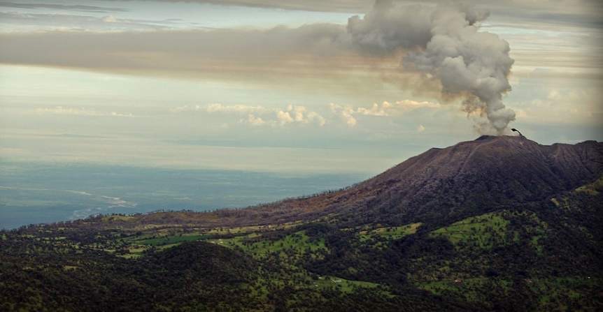 Volcán tico Turrialba mantiene emanaciones de ceniza y gases
