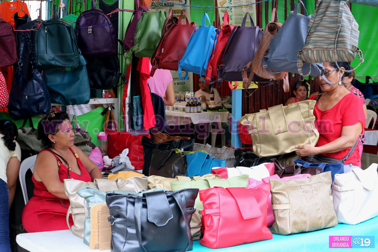 Artesanos y emprendedores presentan oferta de productos para regalarle a mamá