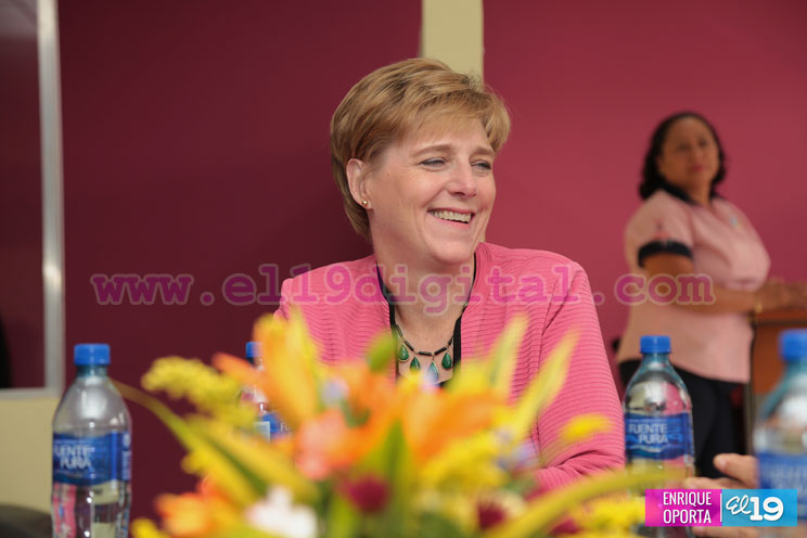 Embajadora de Estados Unidos saluda a las Madres Nicaragüenses