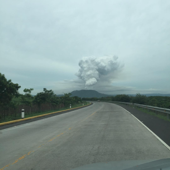 Volcán Masaya amanece con enorme columna de gases