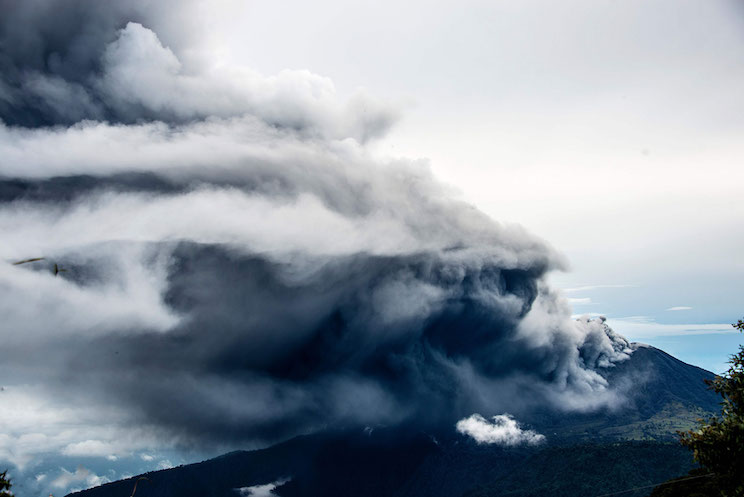 Nuevas erupciones del volcán Turrialba, tras calma de cinco días