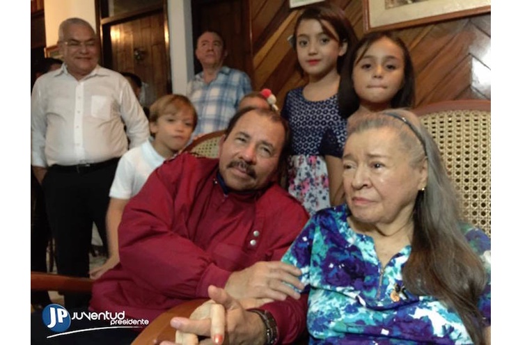 Presidente Daniel visita a Blanca Segovia por su 83 cumpleaños