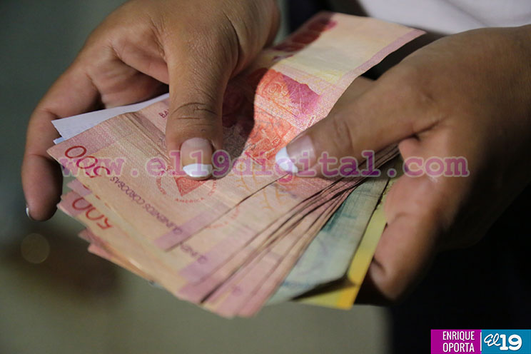 Trabajadores del Estado satisfechos y alegres con pago anticipado del salario