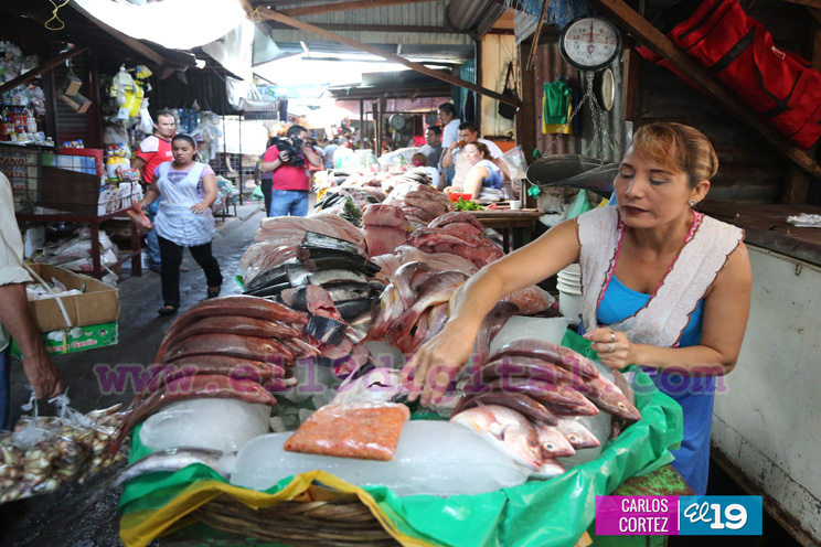 Mercados abastecidos de frutas y mariscos para el gusto de las familias