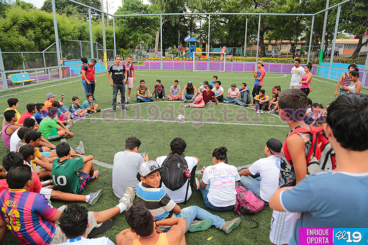 Miembros Club Deportivo Walter Ferreti imparten charla motivacional a jóvenes nicaragüenses