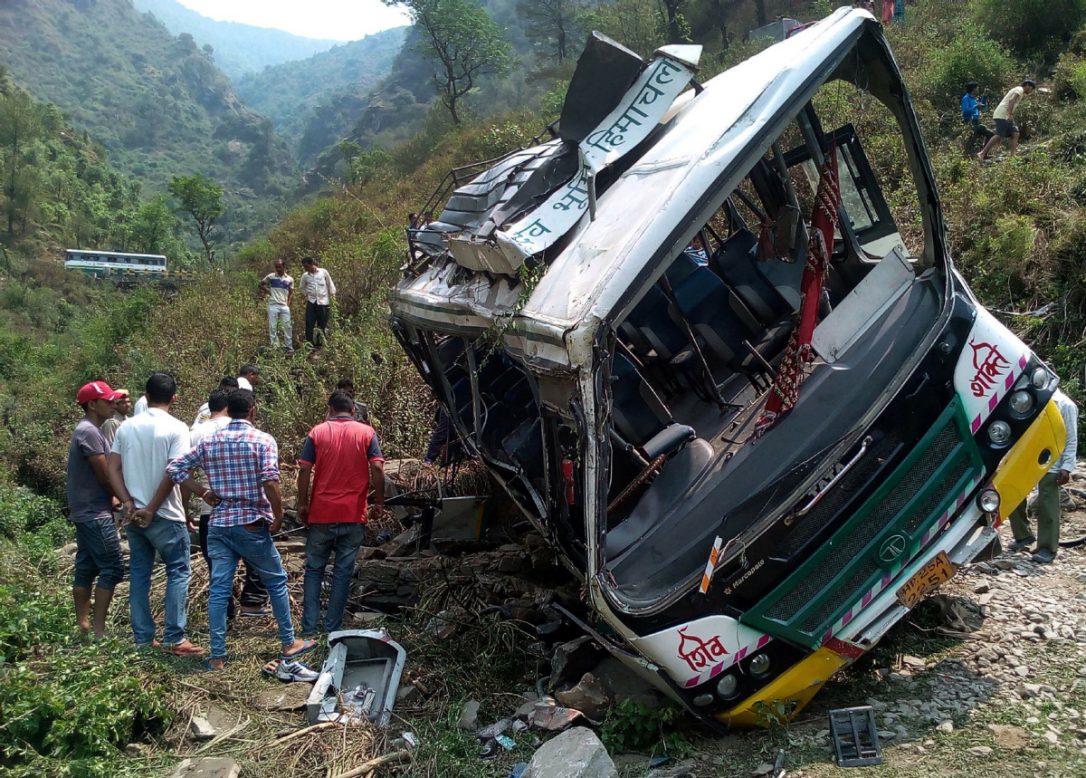 Cae un autobús por un desfiladero en la India