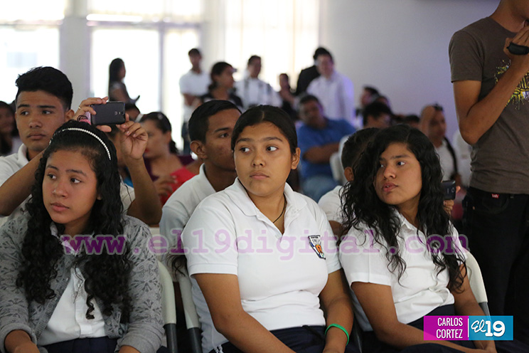 Estudiantes participan en el XX Festival de Canto en Francés