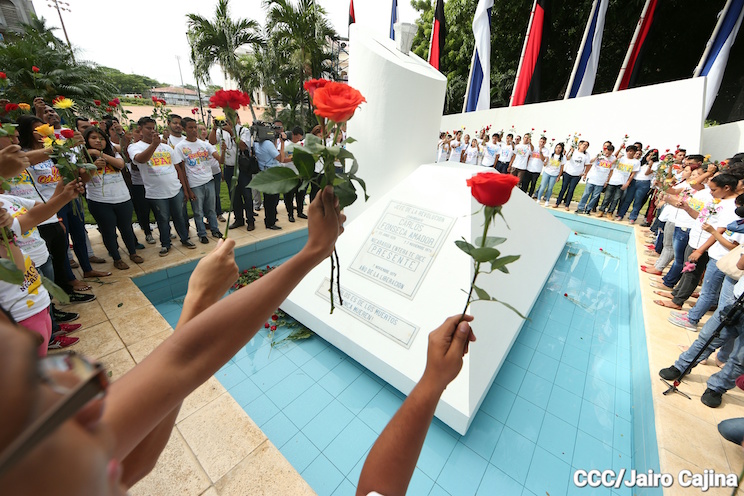 Juventud Sandinista 19 de Julio deposita una flor para el Comandante Carlos