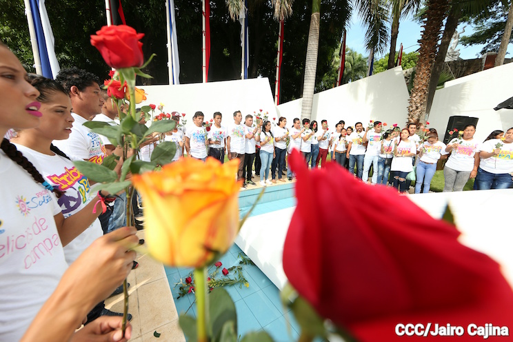 Juventud Sandinista 19 de Julio deposita una flor para el Comandante Carlos