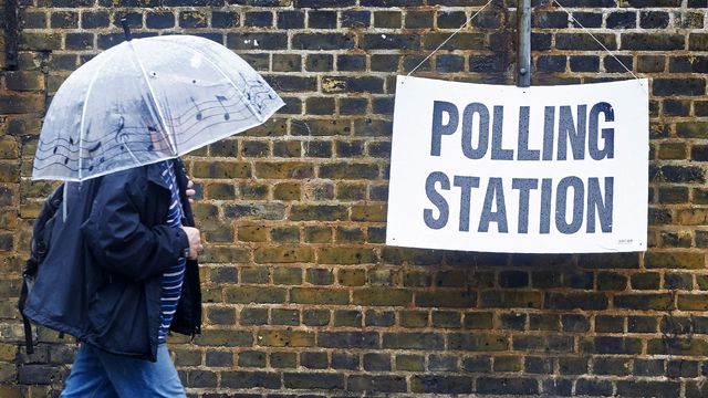 Bajo fuertes lluvias, británicos votan en histórico referendo