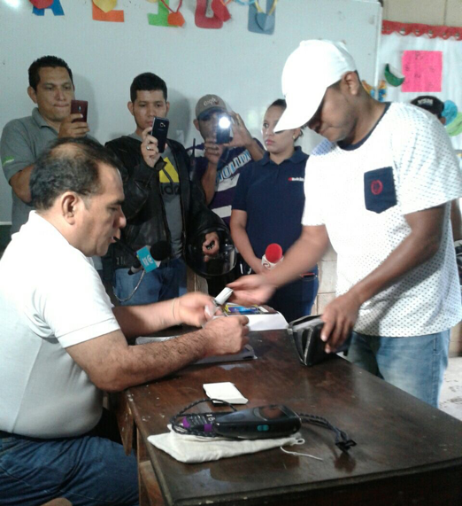 Román Chocolatito González anima a la población a verificarse