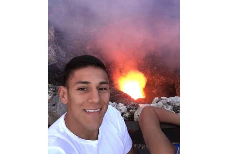 Oscar Duarte admirado por el lago de lava del Volcán Masaya