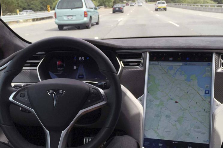 El dueño de un Tesla, primer muerto en un coche con piloto automático