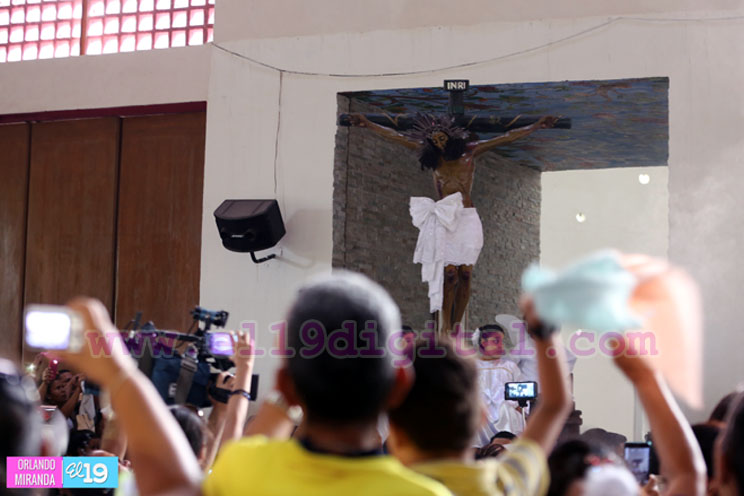 Miles participan en la bajada de la Sangre de Cristo en la Catedral de Managua