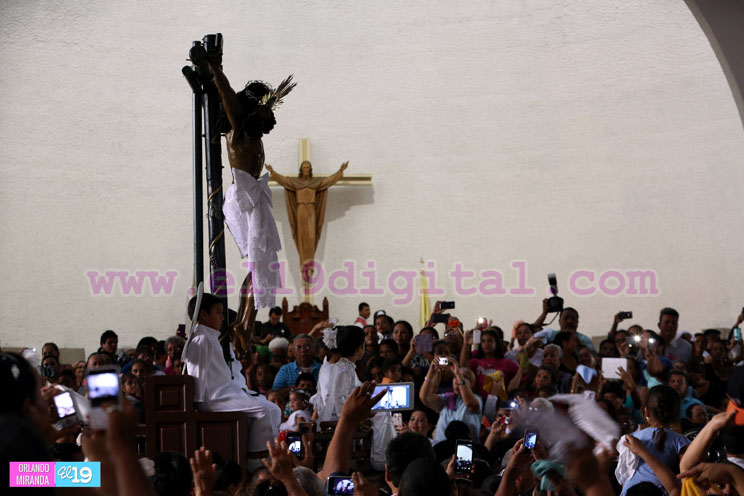 Miles participan en la bajada de la Sangre de Cristo en la Catedral de Managua