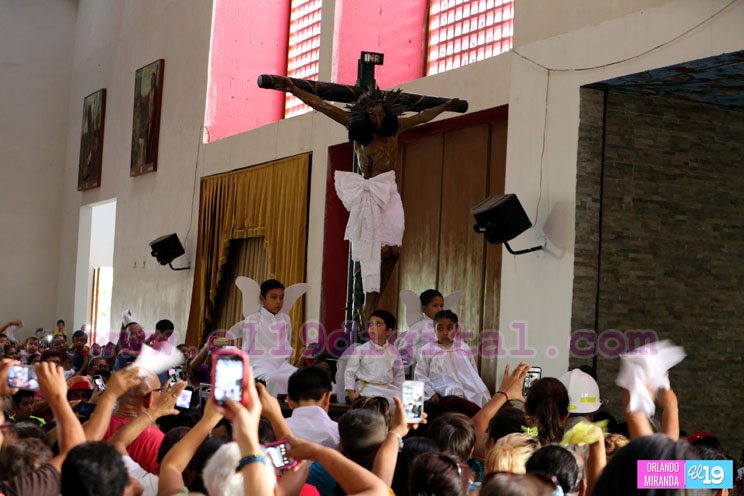 Miles participan en la bajada de la Sangre de Cristo en la Catedral de Managua