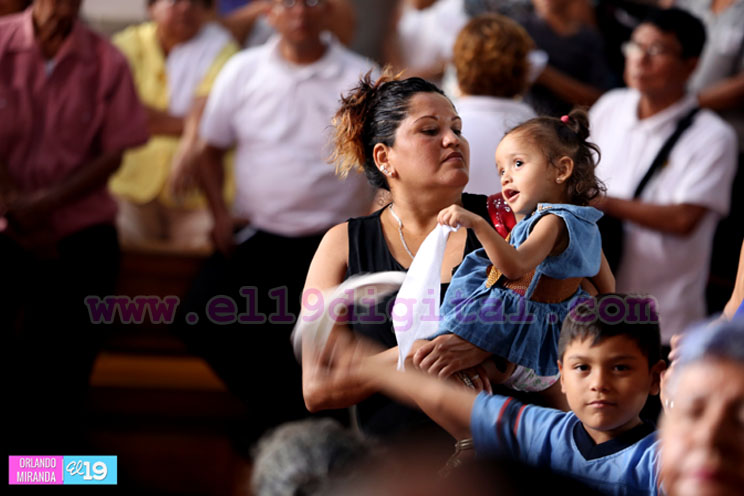 Miles participan en la bajada de la Sangre de Cristo en la Catedral de Managua