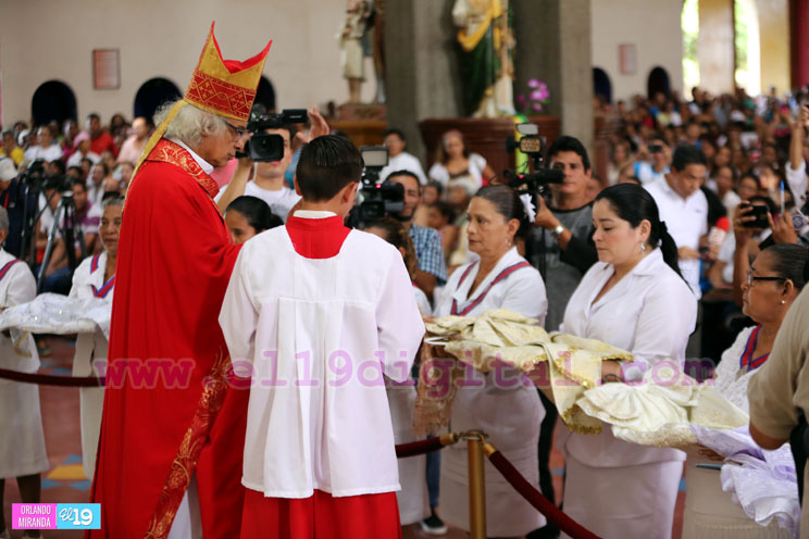 Miles participan en la bajada de la Sangre de Cristo en la Catedral de Managua