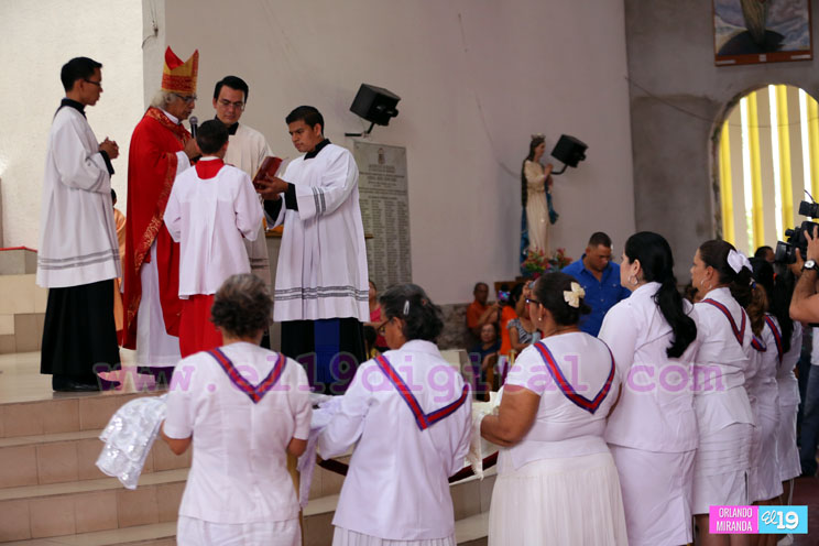 Miles participan en la bajada de la Sangre de Cristo en la Catedral de Managua