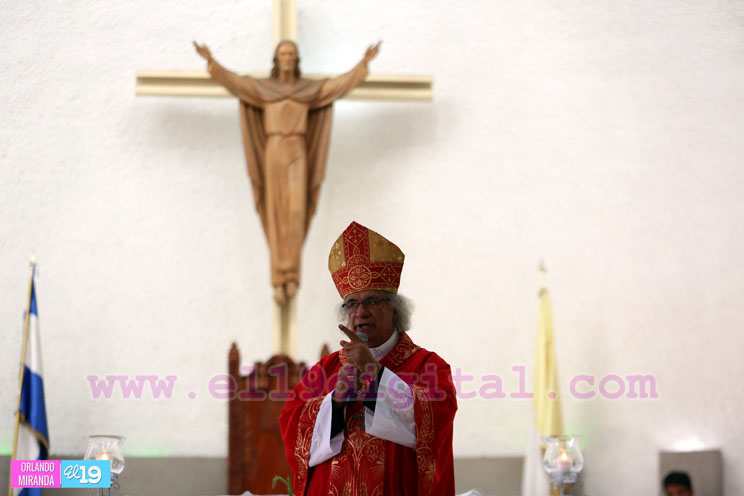 Miles participan en la bajada de la Sangre de Cristo en la Catedral de Managua