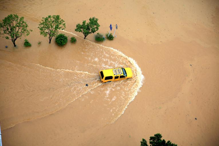 Suman 50 muertos en China tras intensas lluvias