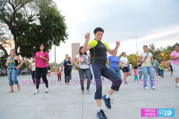 Tarde de zumba y ejercicios aeróbicos en el Parque Luis Alfonso