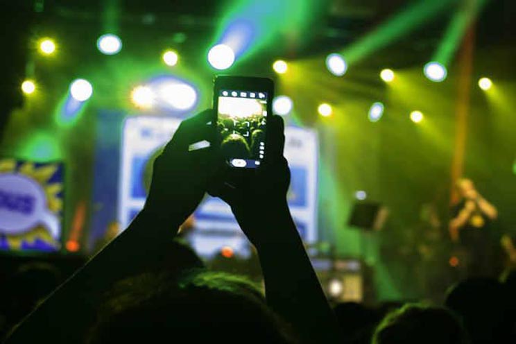 Apple podría bloquear el iPhone para que los usuarios no graben en los conciertos