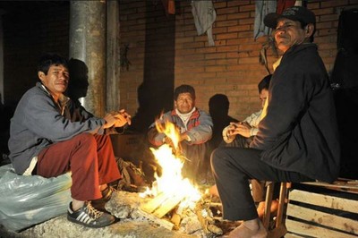 Bajas temperaturas en Paraguay afectan a comunidades indígenas en Asunción