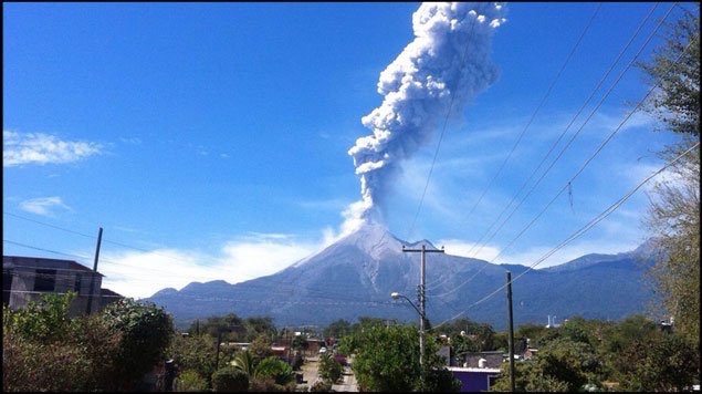 México: Volcán de Colima emite fumarola de 1.2 kilómetros