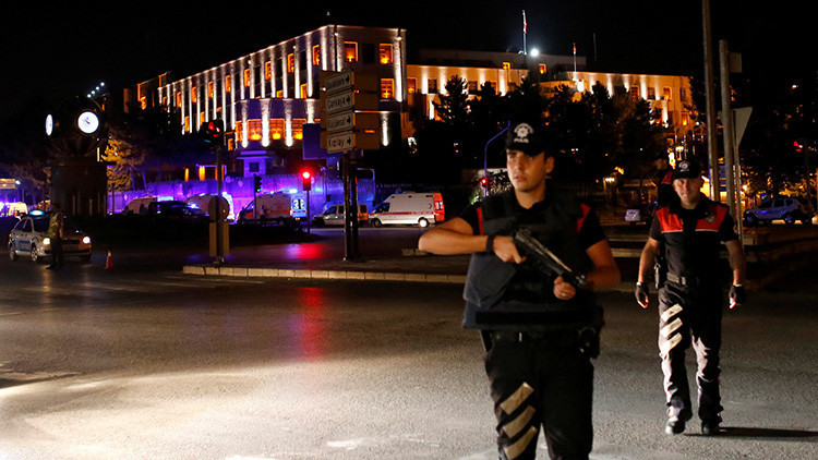 El Estado Mayor del Ejército asegura haber arrestado a la cúpula del Gobierno turco