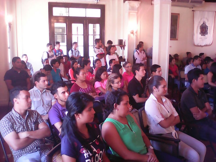 Universitarios en León realizan concurso de oratoria