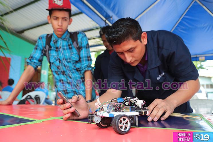 Estudiantes del Tecnológico Industrial Simón Bolívar realizan feria tecnológica