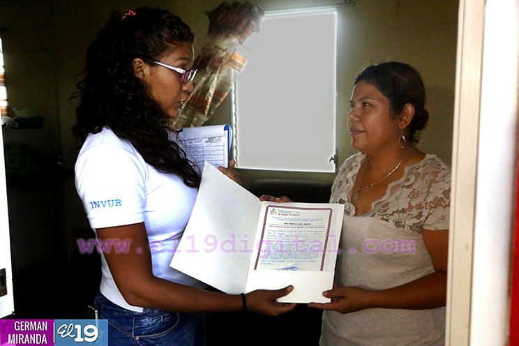 Invur entrega certificados de subsidios a la tasa de interés a familias de Urbanización Villa Sol