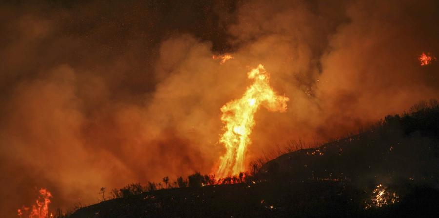 Vientos empeoran incendio en California
