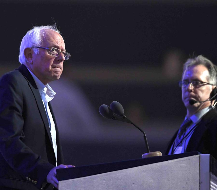 Demócratas piden perdón a Sanders por escándalo de correos