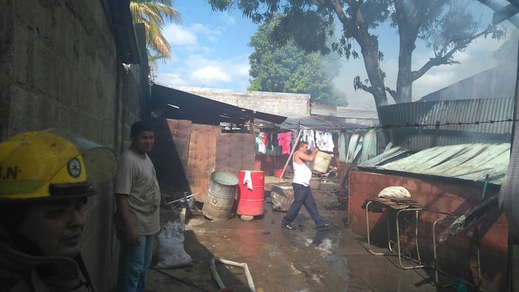 Bomberos controlan incendio en vivienda del barrio La Fuente