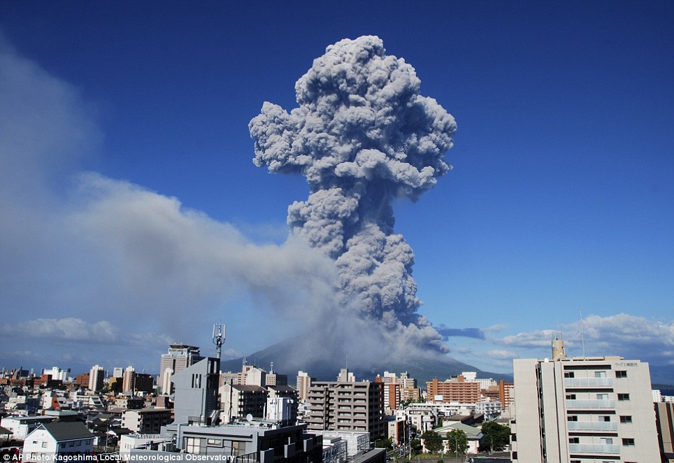 Erupción en volcán al sudoeste Japón causa columna de ceniza de 5.000 metros