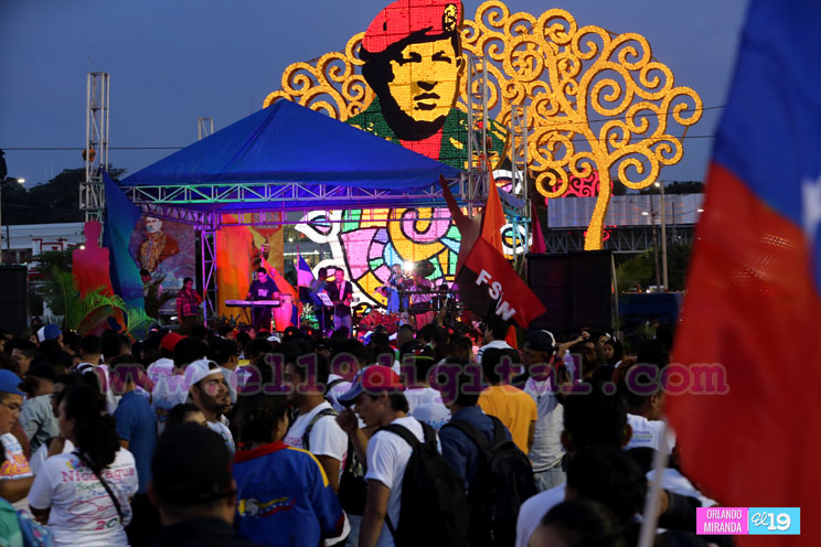 Miles participan de concierto Aquí Está Chávez