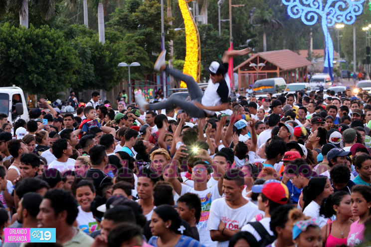Miles participan de concierto Aquí Está Chávez