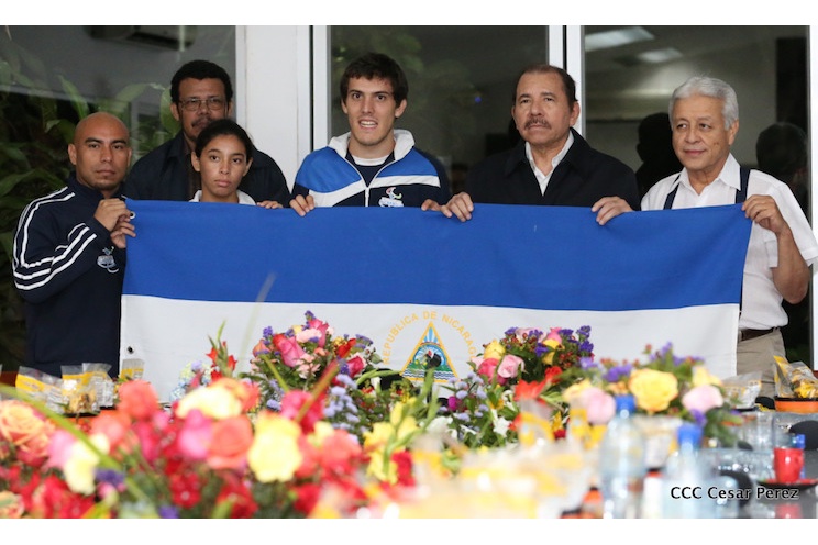 Presidente Daniel abandera a atletas nicaragüenses que participarán en Juegos Olímpicos y Paralímpicos Río 2016
