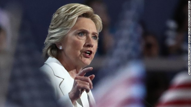 Hillary Clinton asume candidatura y promete no construir muro