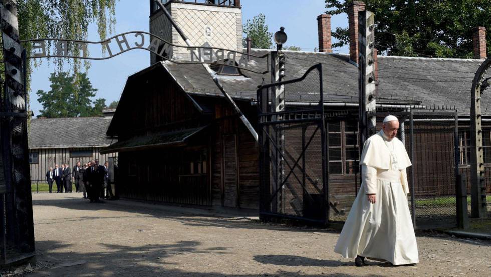 Papa Francisco visita campo de exterminio en Auschwitz